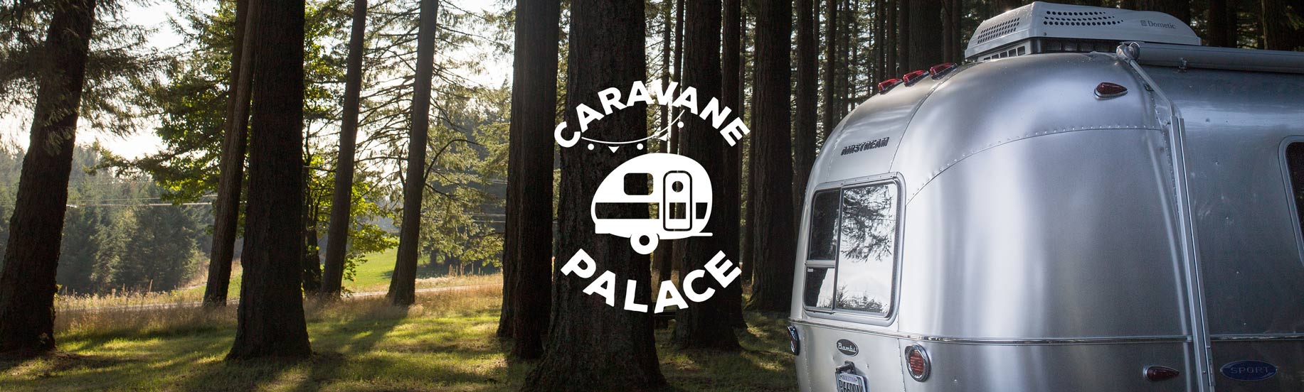 Forêt avec une caravane et le logotype en blanc