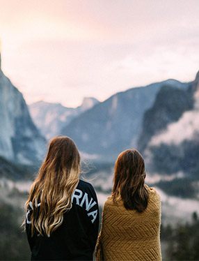 Deux femmes regardant les montagnes